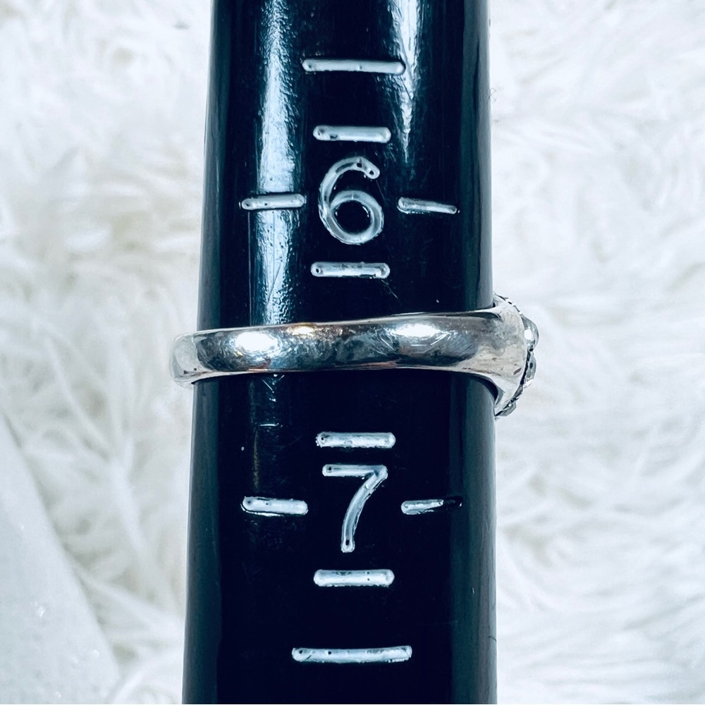 Gorgeous size 6 1/2 silvertone, clear bling costume ring - Picture 5 of 5